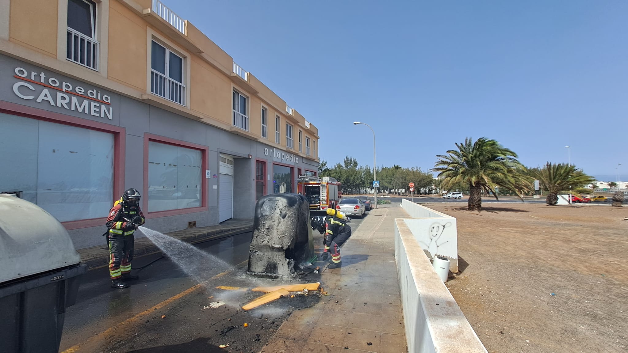 Arden dos contenedores a plena luz del día en Arrecife