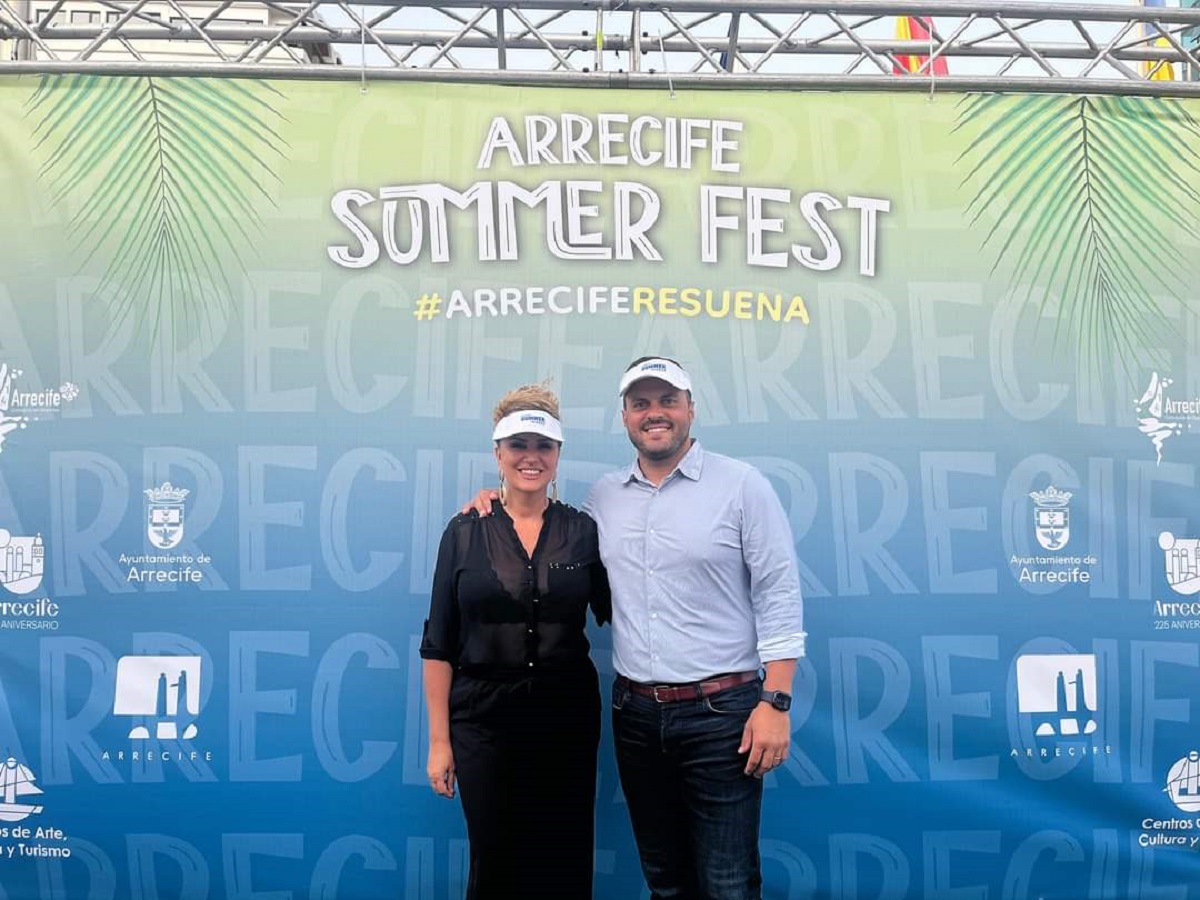 Yonathan de León y la concejala de Turismo, Comercio y Deportes, Eli Merino. Foto: Ayuntamiento Arrecife. 