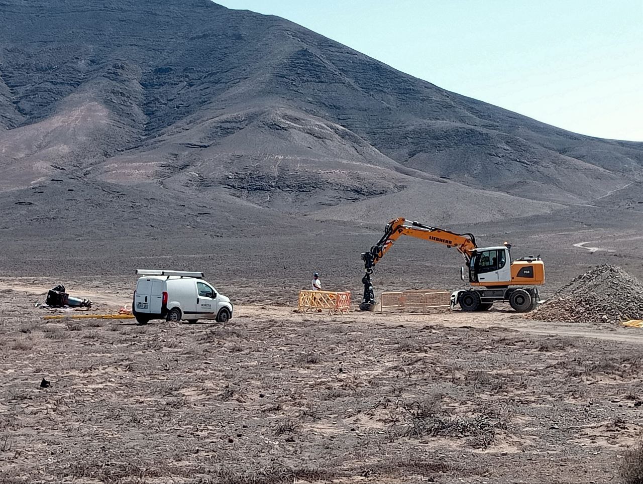 Instalación de torretas eléctricas de alta tensión en Lanzarote en Los Ajaches. Foto: Ecologistas en Acción.