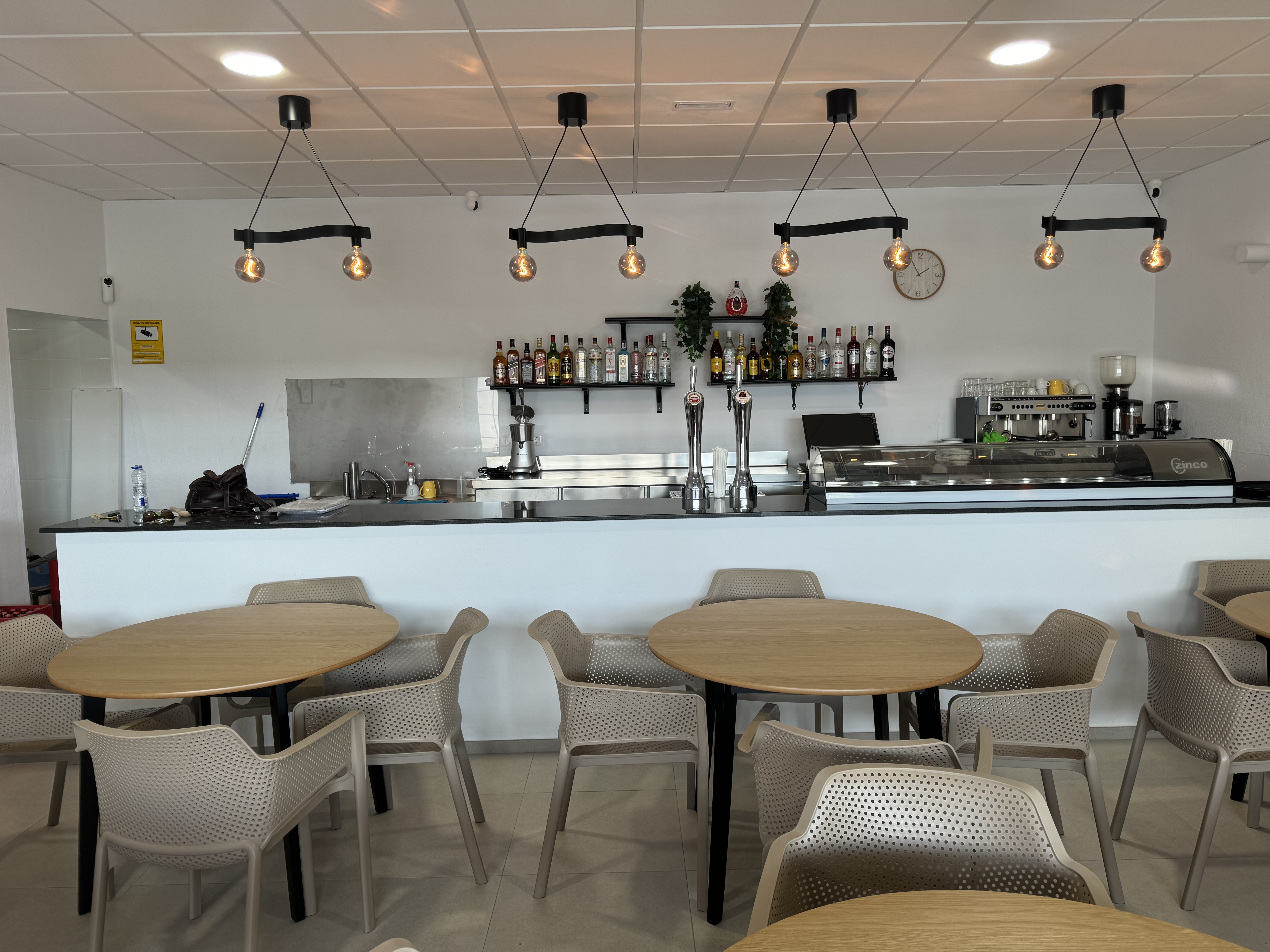 Remodelación cafetería del teleclub de Conil en Tías