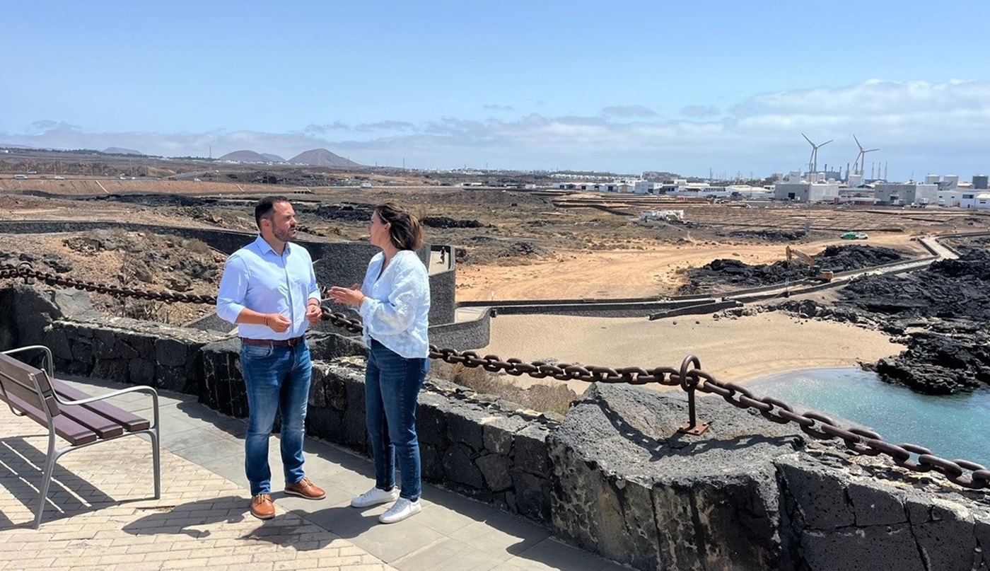 El alcalde Yonathan de León y la concejala de Playa, Davinia Déniz, hoy en la playa de La Arena donde el Ayuntamiento de Arrecife ejecuta obras. Al fondo maquinaria realizando  los nuevos trabajos