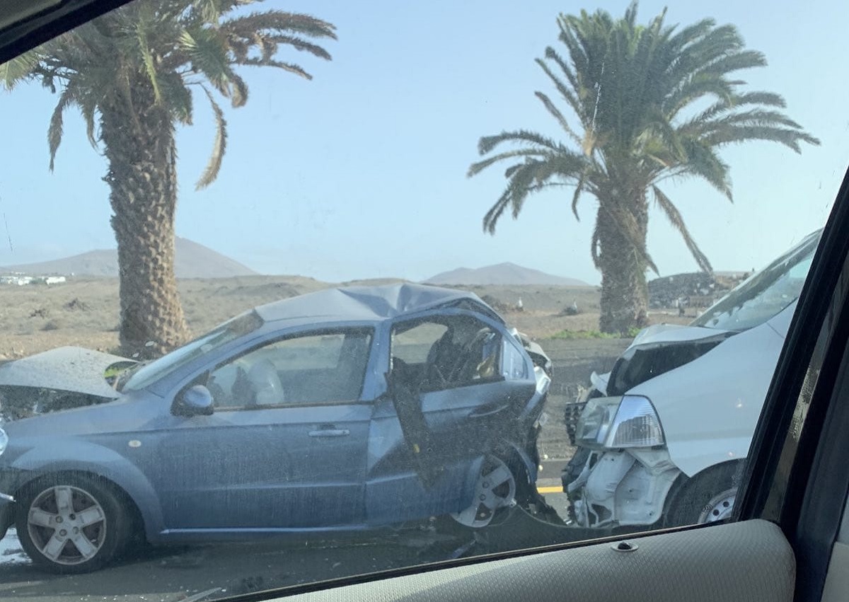 Accidente múltiple en la LZ-2. Foto: La Voz de Lanzarote.