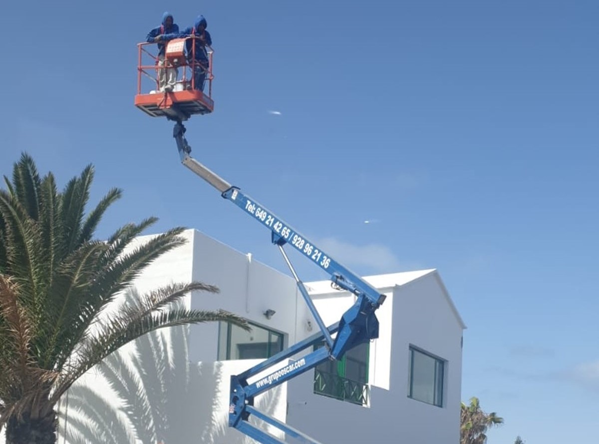 El rescate de los operarios atrapados en una grúa en Puerto del Carmen