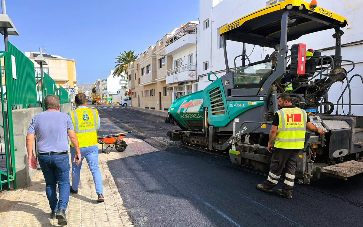 El Ayuntamiento de Arrecife reasfalta las calles de Titerroy