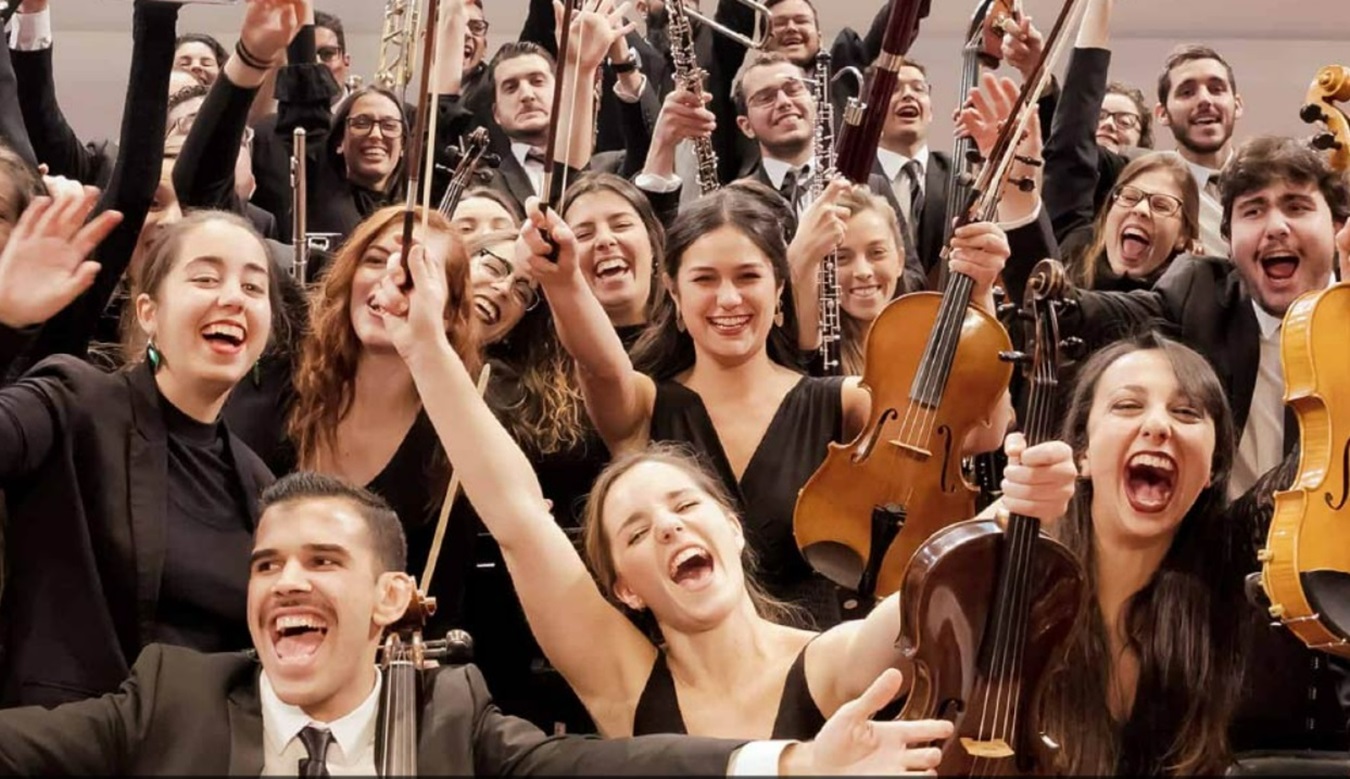 Miembros de la Orquesta Joven de Canarias celebrando tras un concierto. Cultura y Ocio.