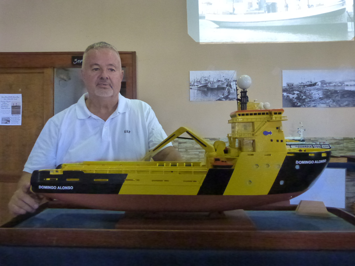 Pablo Antonio Díaz junto a una de sus maquetas