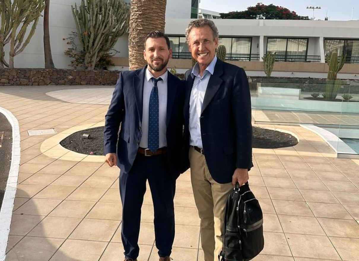 Jorge Valdano junto a Francisco Pisani 