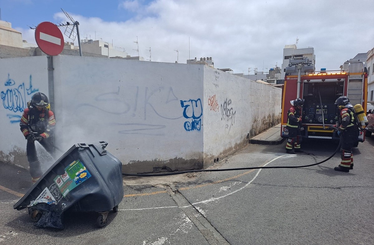 Los bomberos apagan el incendio de un contenedor en Arrecife