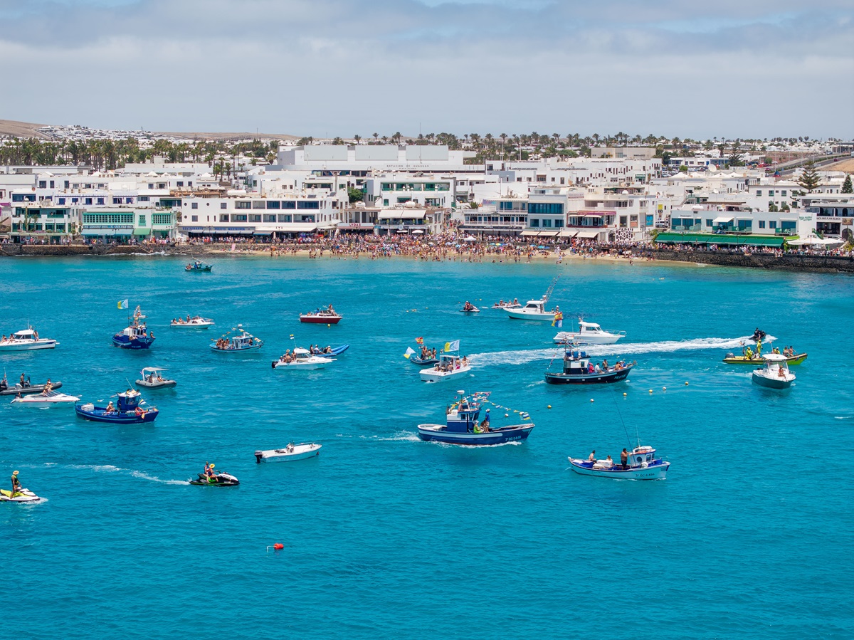 Procesión marítima por la festividad del Carmen en el pueblo de Playa Blanca