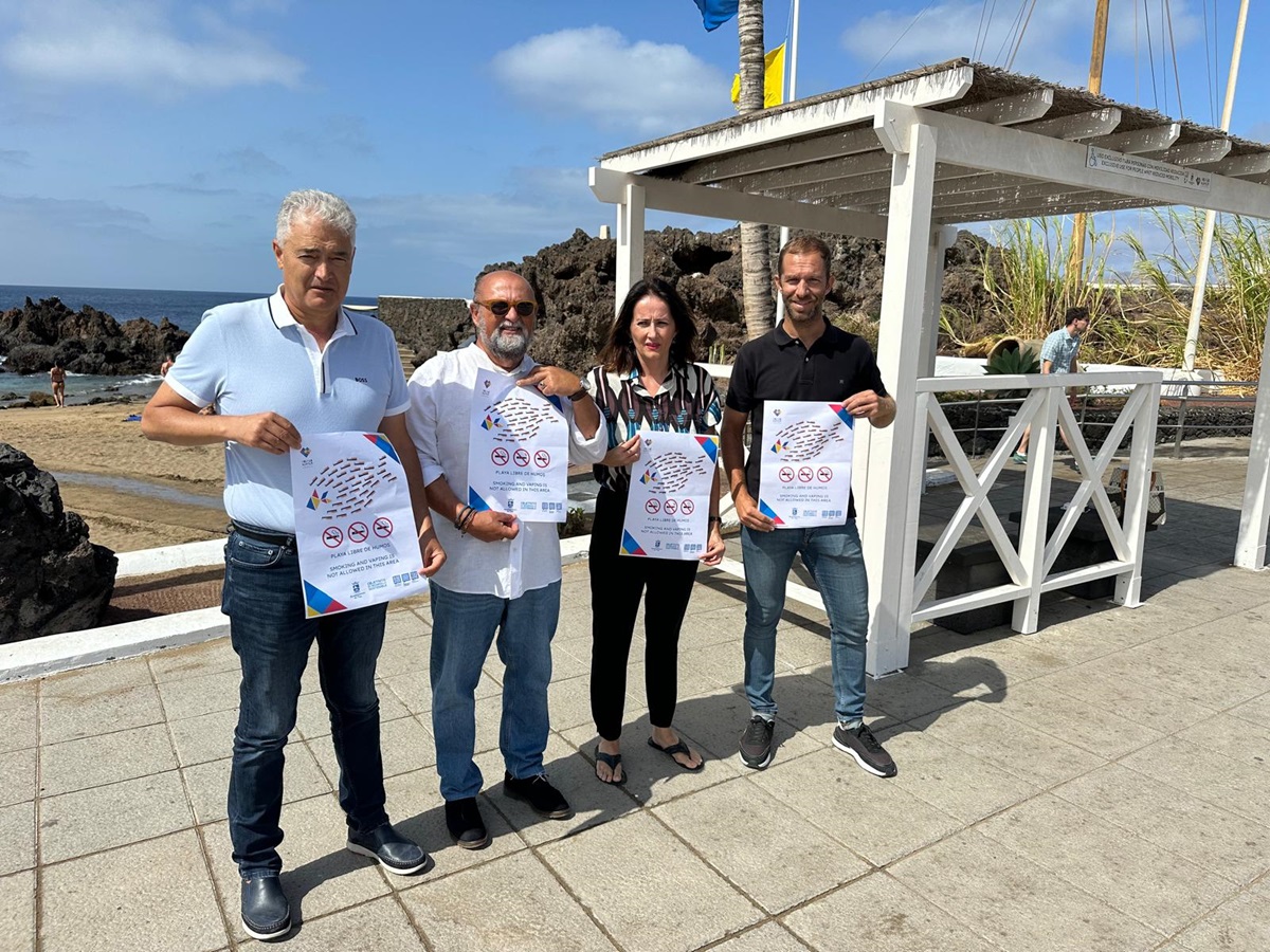 Playa Chica y la cala de Enmedio declarados espacios libres de humo