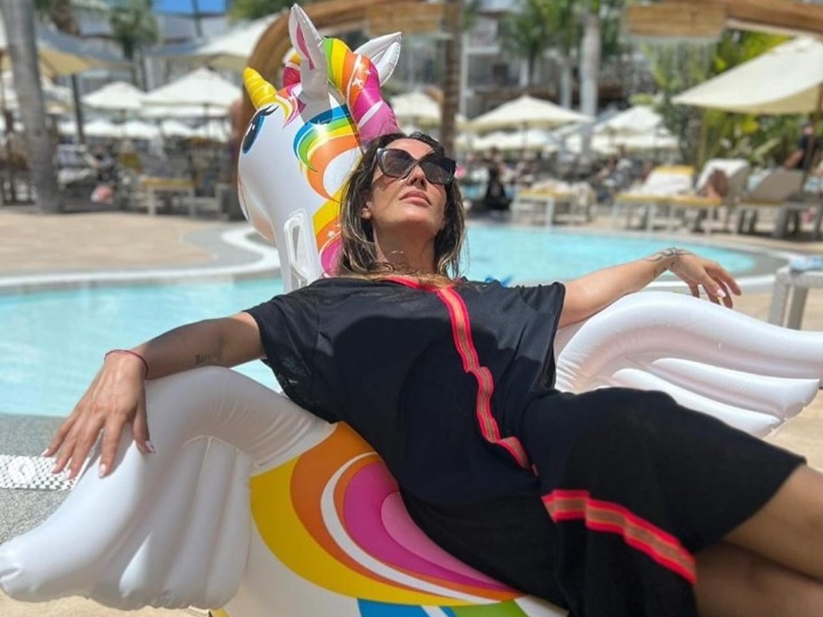 Malú en la piscina del hotel del sur de Lanzarote