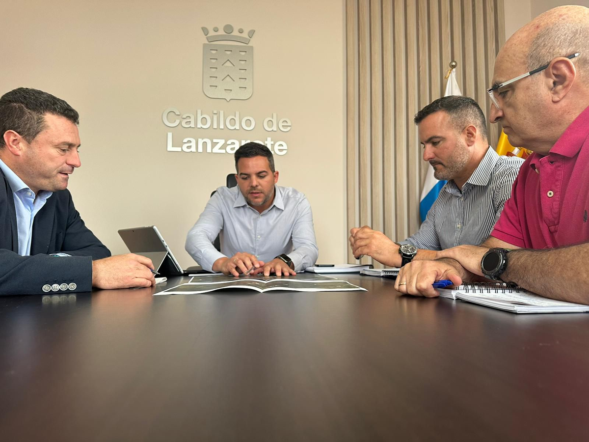 El vicepresidente junto al alcalde y al concejal de Obras de Yaiza