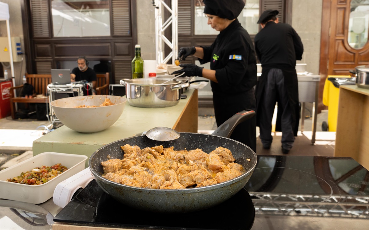 Costillas con piña, ropa vieja, rancho canario, algunas de las degustaciones para las fiestas de San Ginés