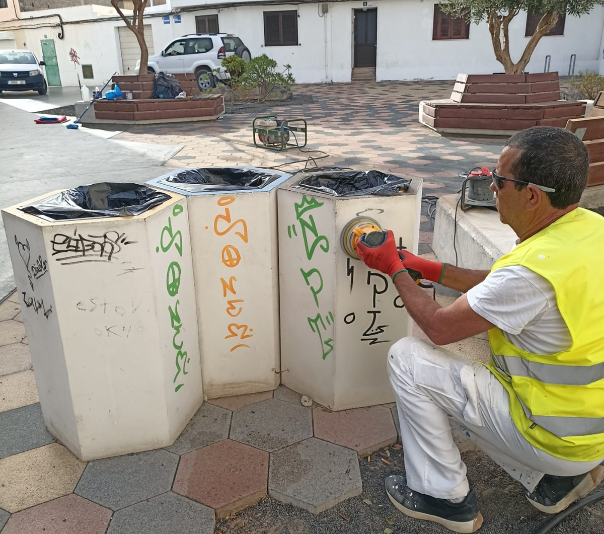 Grafitis pintados en unas papeleras