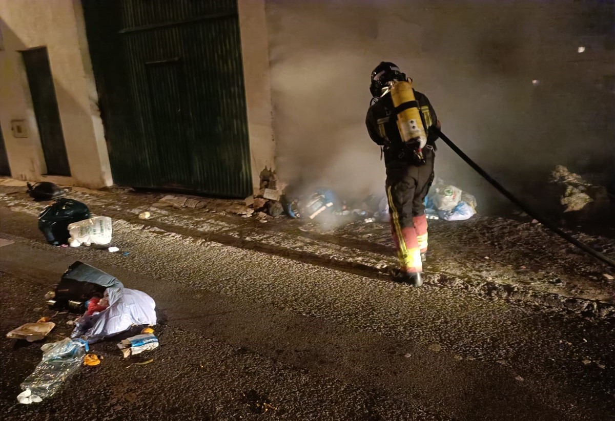 Los bomberos controlando el incendio de basuras en Arrecife