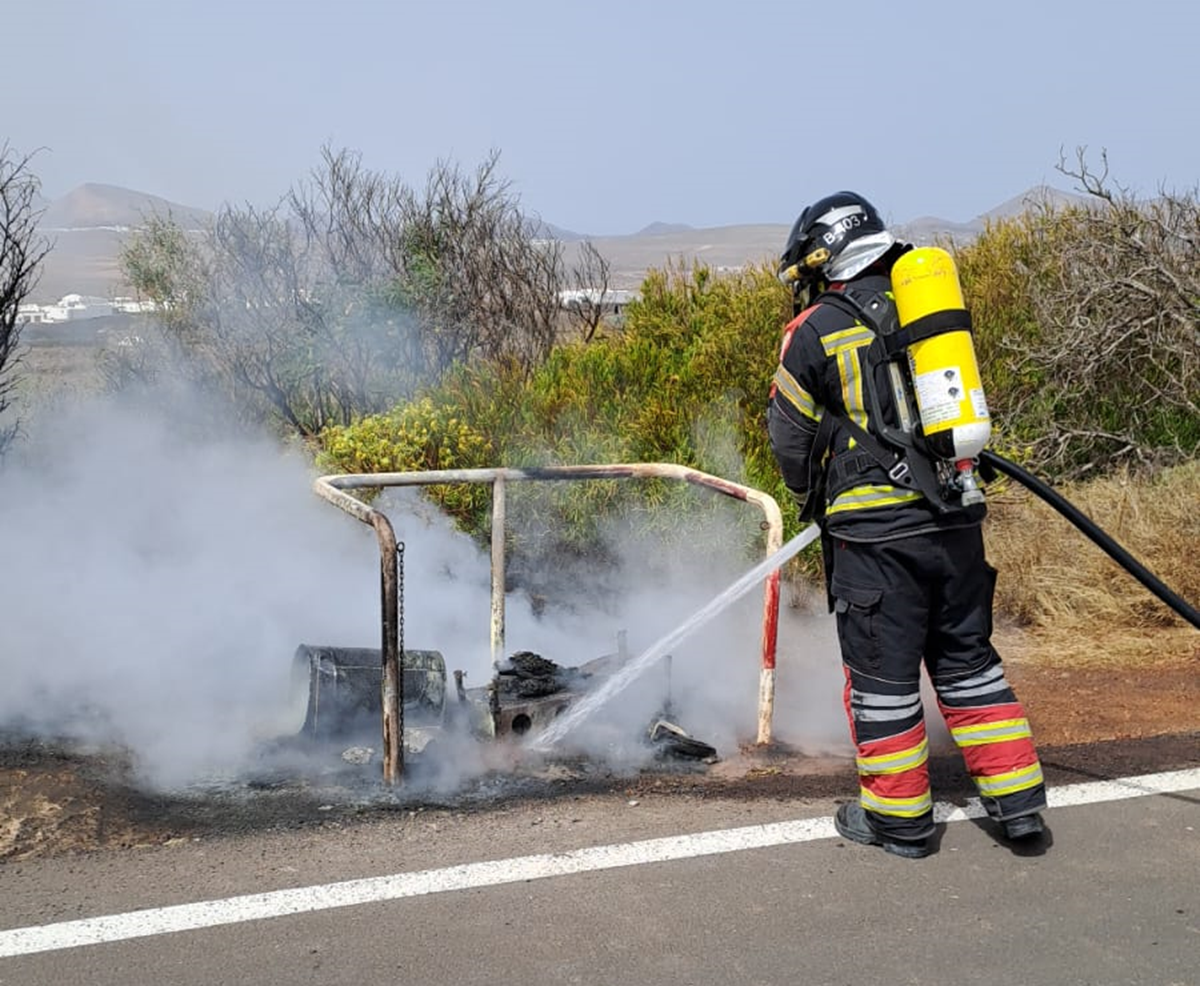 Un bombero realiza los trabajos de extinción