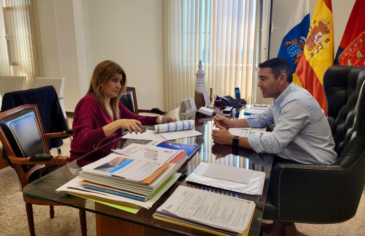 El presidente, Oswaldo Betancort, junto a la consejera de Hacienda, María Jesús Tovar