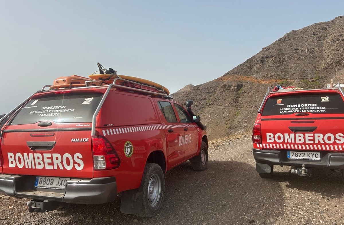 Los coches de bomberos que han rescatado a las dos personas en Los Ajaches