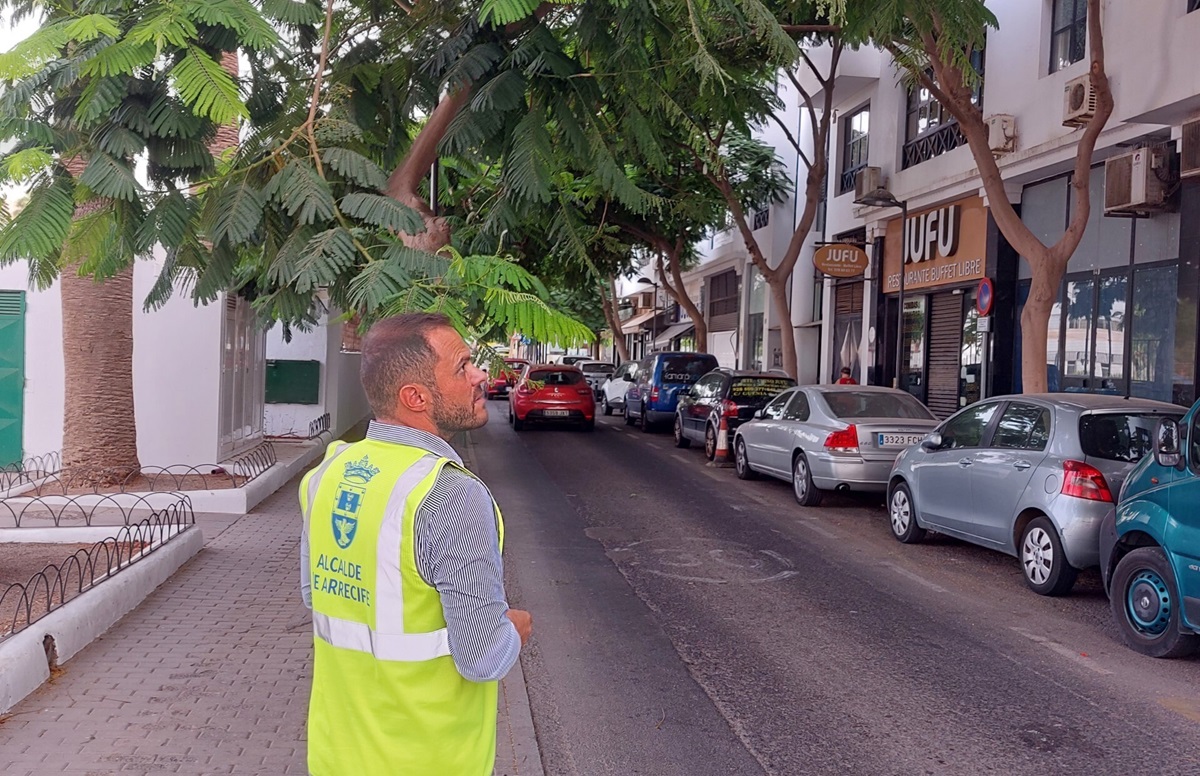 El alcalde de Arrecife en la calle Guenia, cuyos trabajos de reasfaltado se ejecutarán este jueves y viernes, antes del inicio del nuevo curso escolar