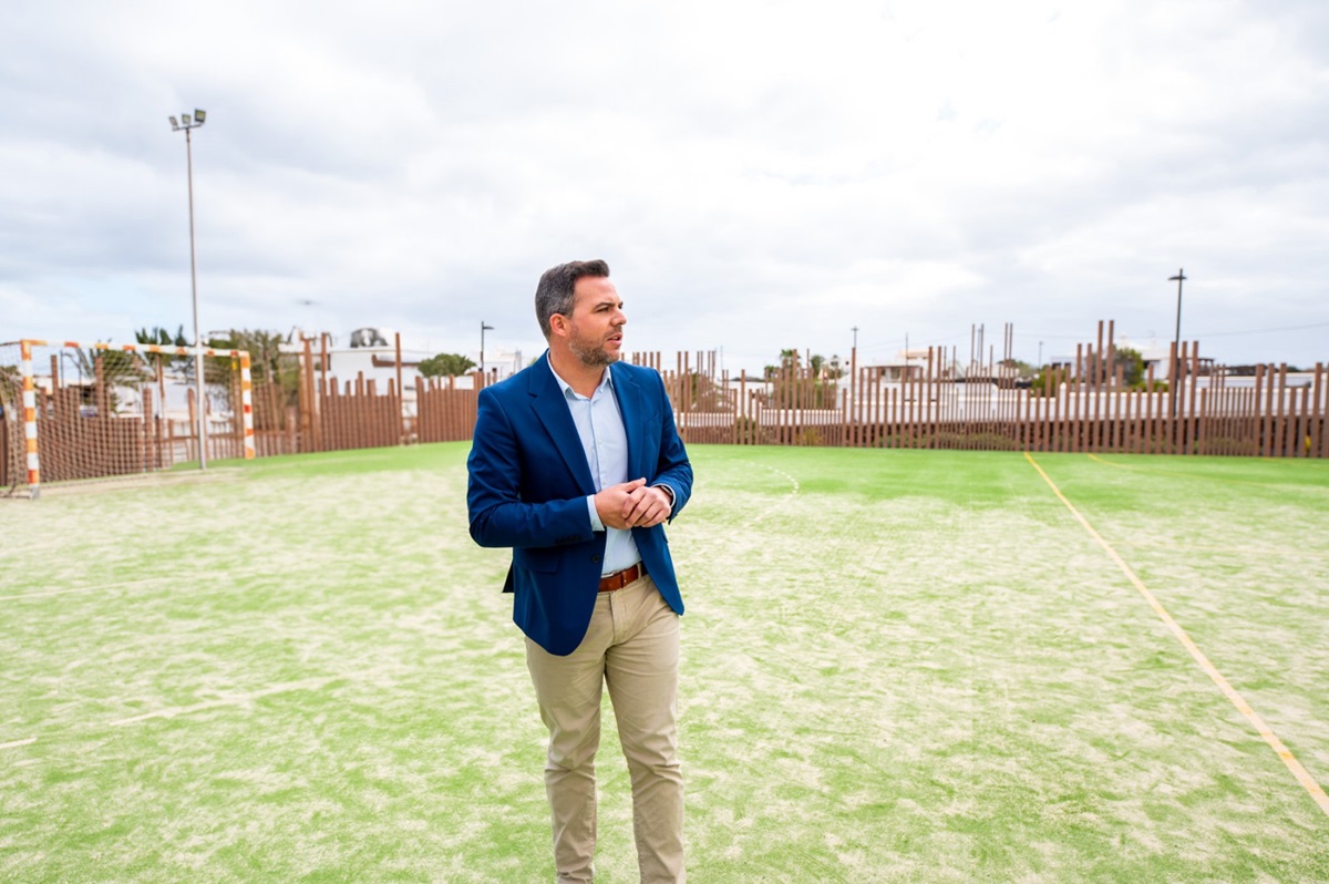 El vicepresidente, Jacobo Medina, en la cancha de Mala