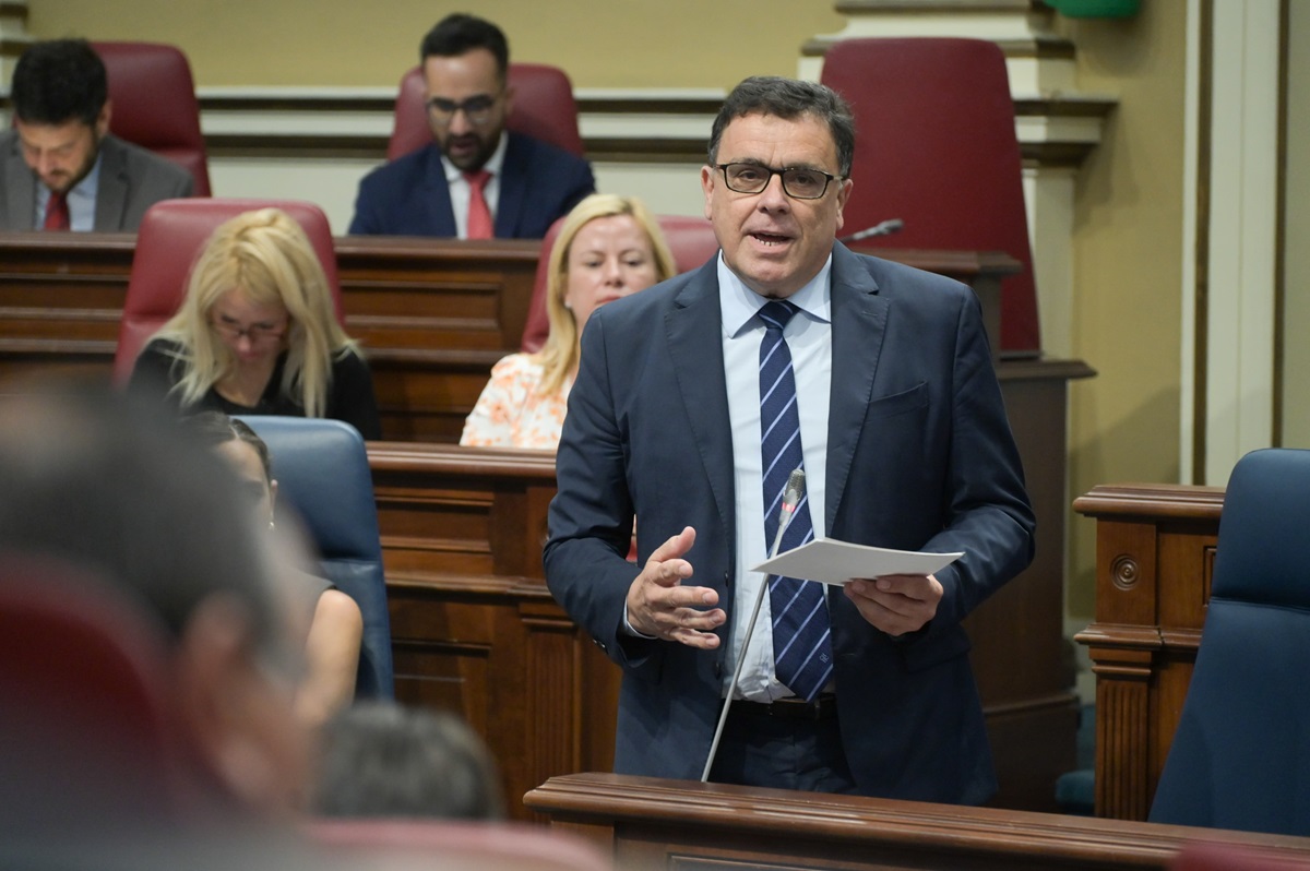 Manuel Miranda en el Pleno Parlamento anunciando la aprobación del plan hidrológico de Lanzarote