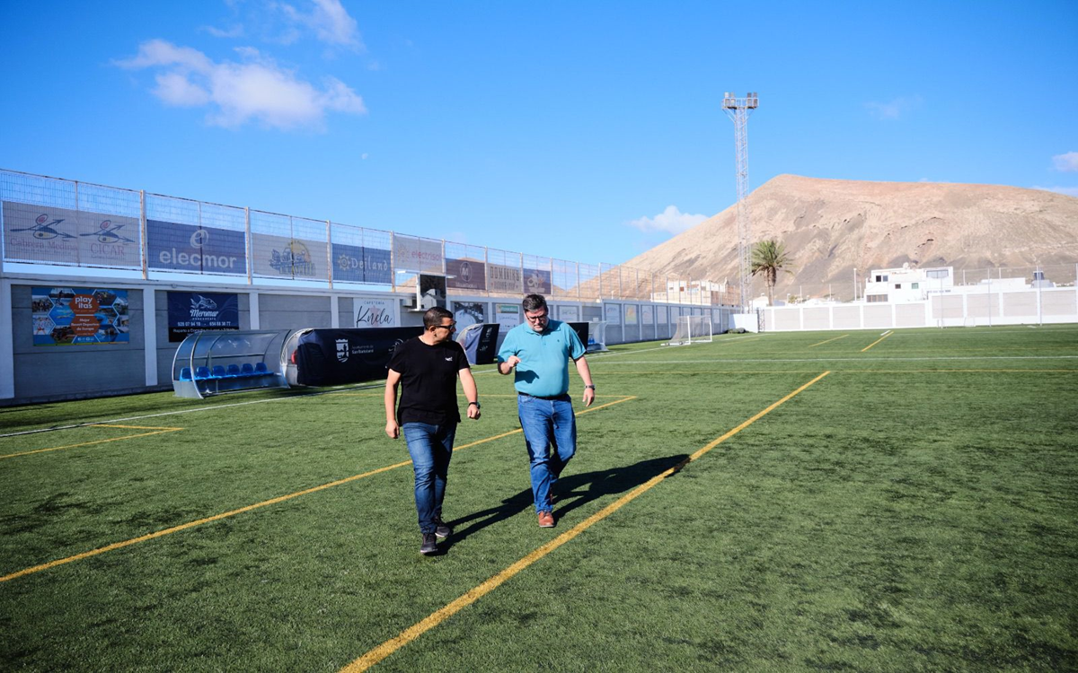 Isidro Pérez y Alexis Hernández en el campo de fútbol de San Bartolomé