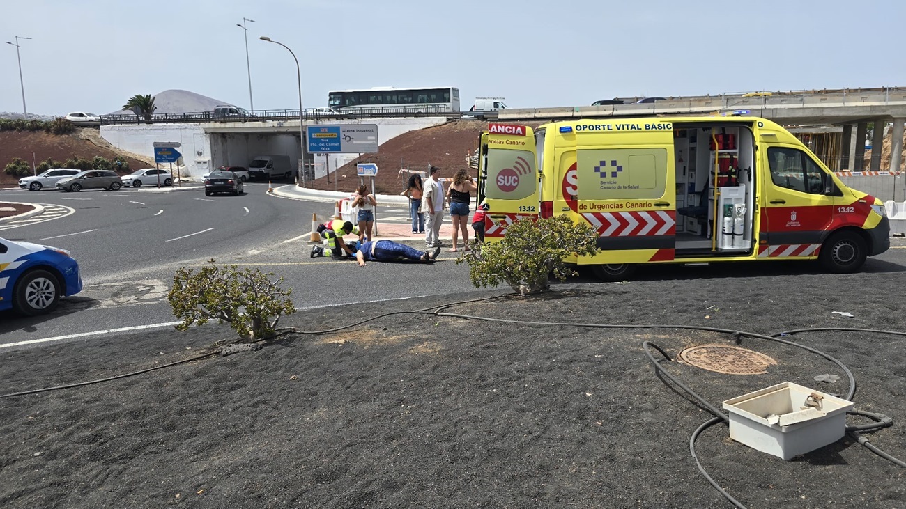 Herido un motorista y su acompañante en la rotonda de entrada a Playa Honda (Foto: Dani C.)