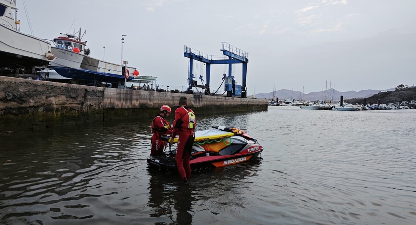 Los bomberos encargándose de interceptar el fardo en Puerto del Carmen