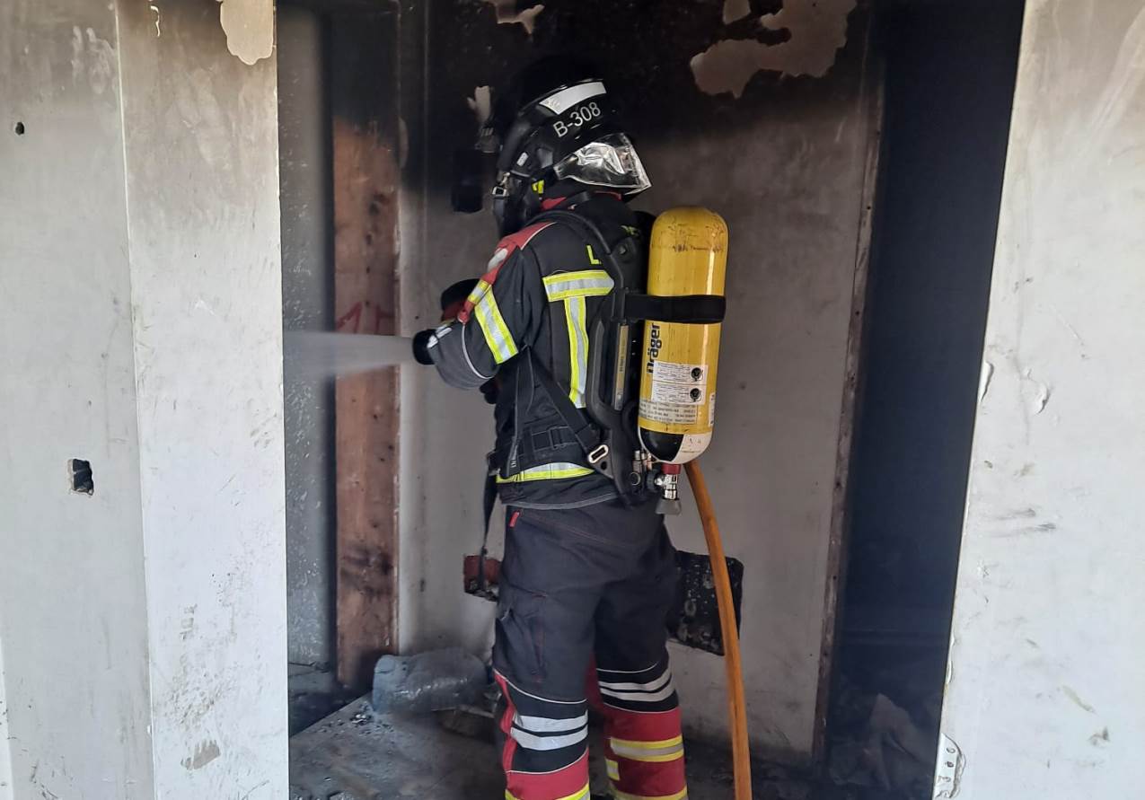 Bomberos apagando un incendio un incendio en una obra abandonada de Arrecife