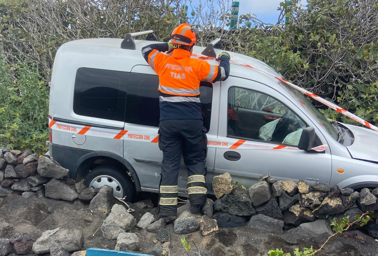 Un coche se sale de la vía en el municipio de Tías