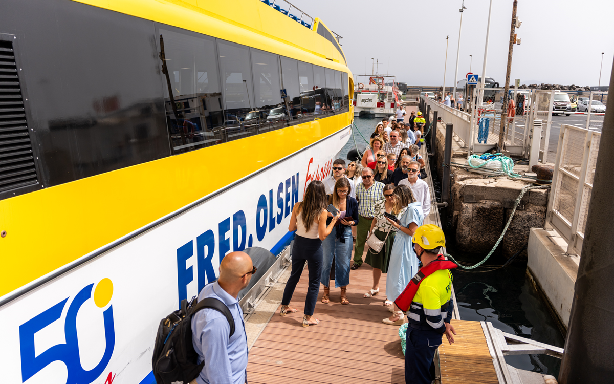 Pasajeros en fila para acceder al Buganvilla Express