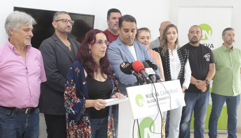 La exconsejera de Nueva Canarias en el Cabildo de Lanzarote Daisy Villalba durante la rueda de prensa.