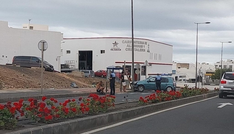 Un coche se empotra contra una farola en Arrecife