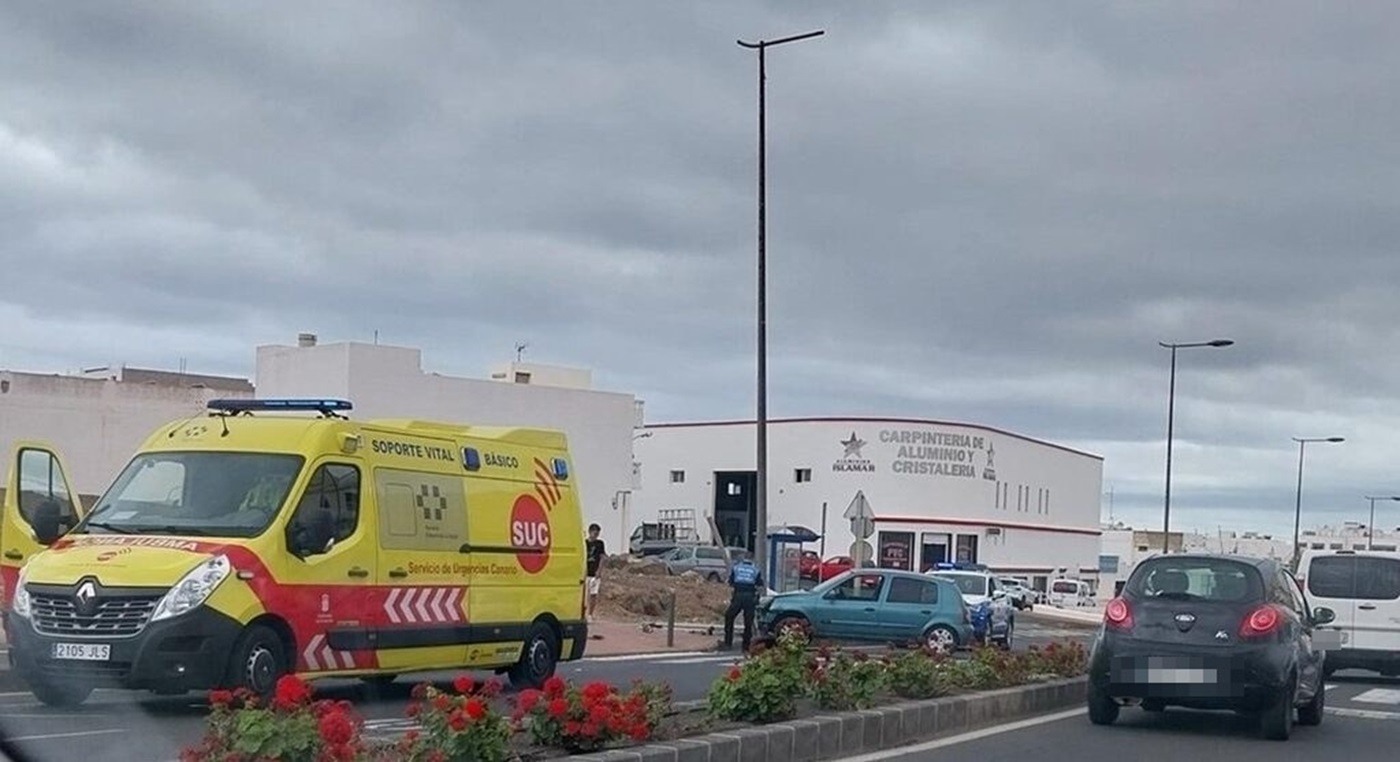 Un coche se empotra contra una farola en Arrecife