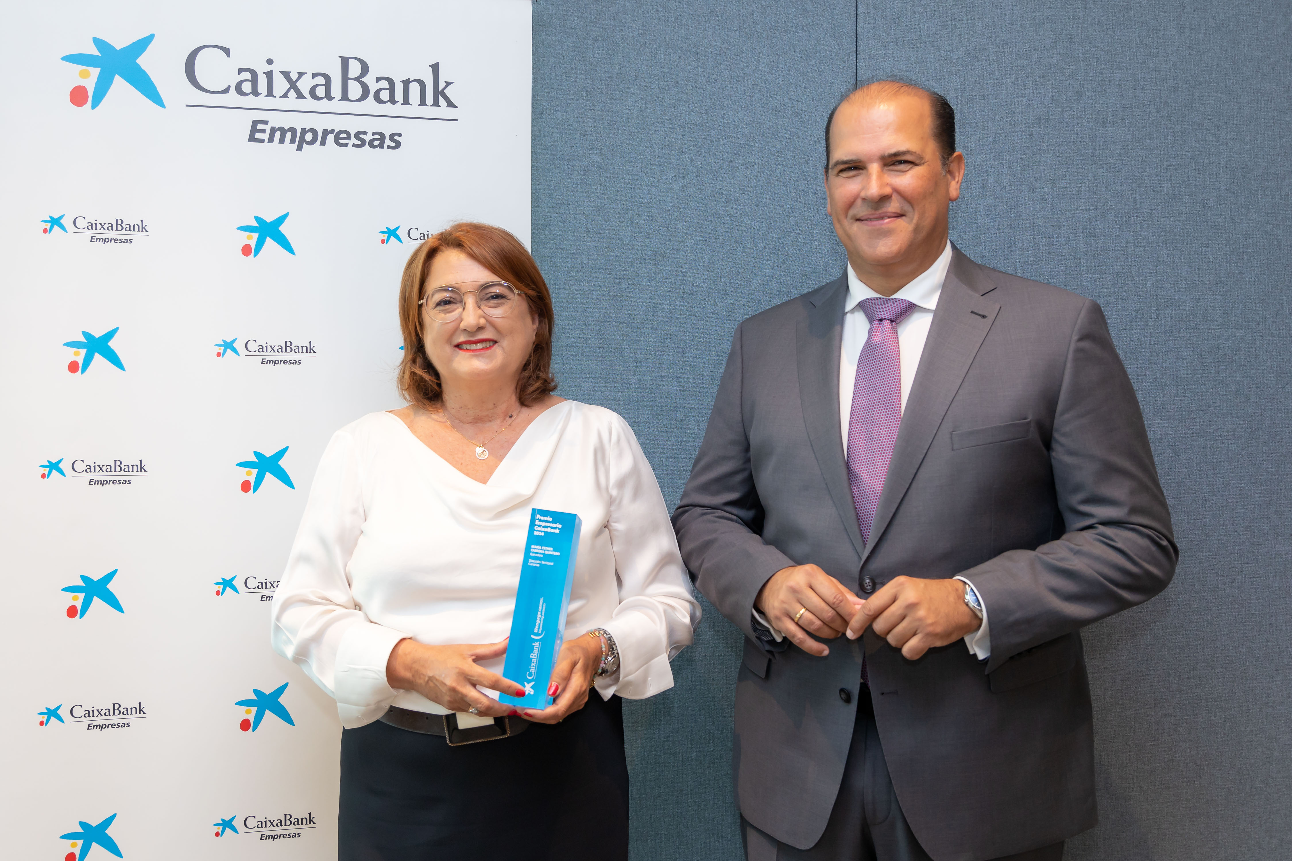 Esther Cabrera, ganadora del CaixaBank Premio Empresaria, y Manuel Afonso, director territorial de CaixaBank en Canarias