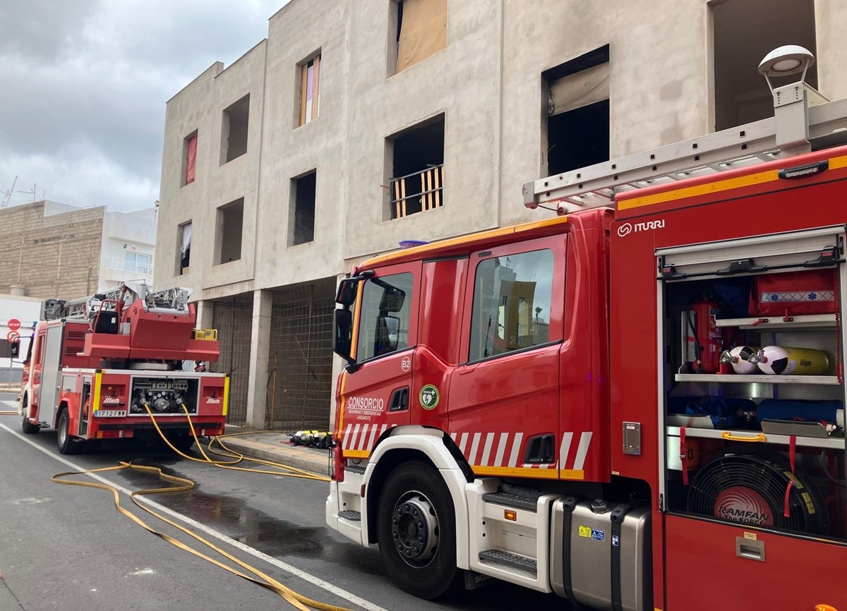 Los bomberos apagan dos incendios en dos edificios de Lanzarote 