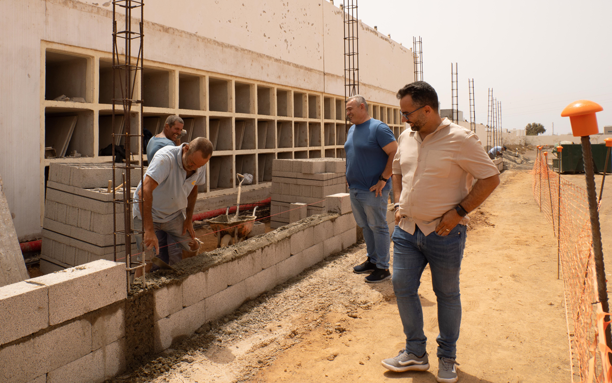 Echedey Eugenio, primer teniente alcalde de Arrecife, durante una visita a las obras