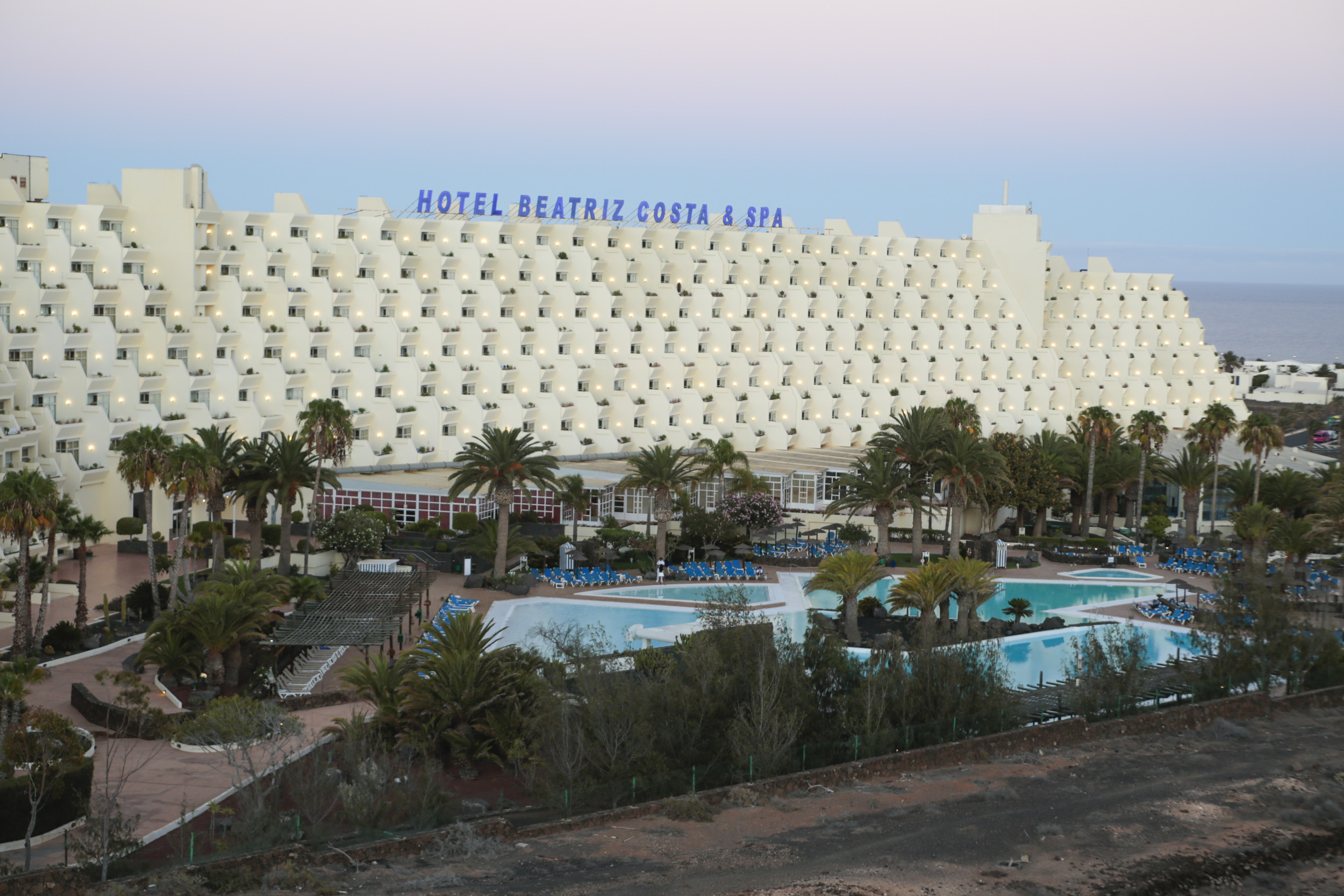 El hotel Beatriz Costa en Costa Teguise. Foto: Juan Mateos.