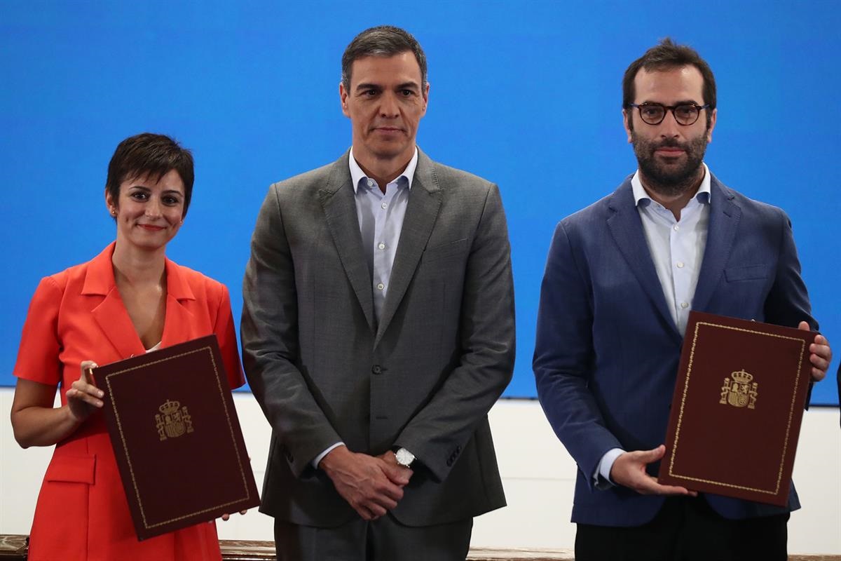 La ministra de Vivienda, el presidente del Gobierno y el ministro de Economía tras la firma. Alquiler.