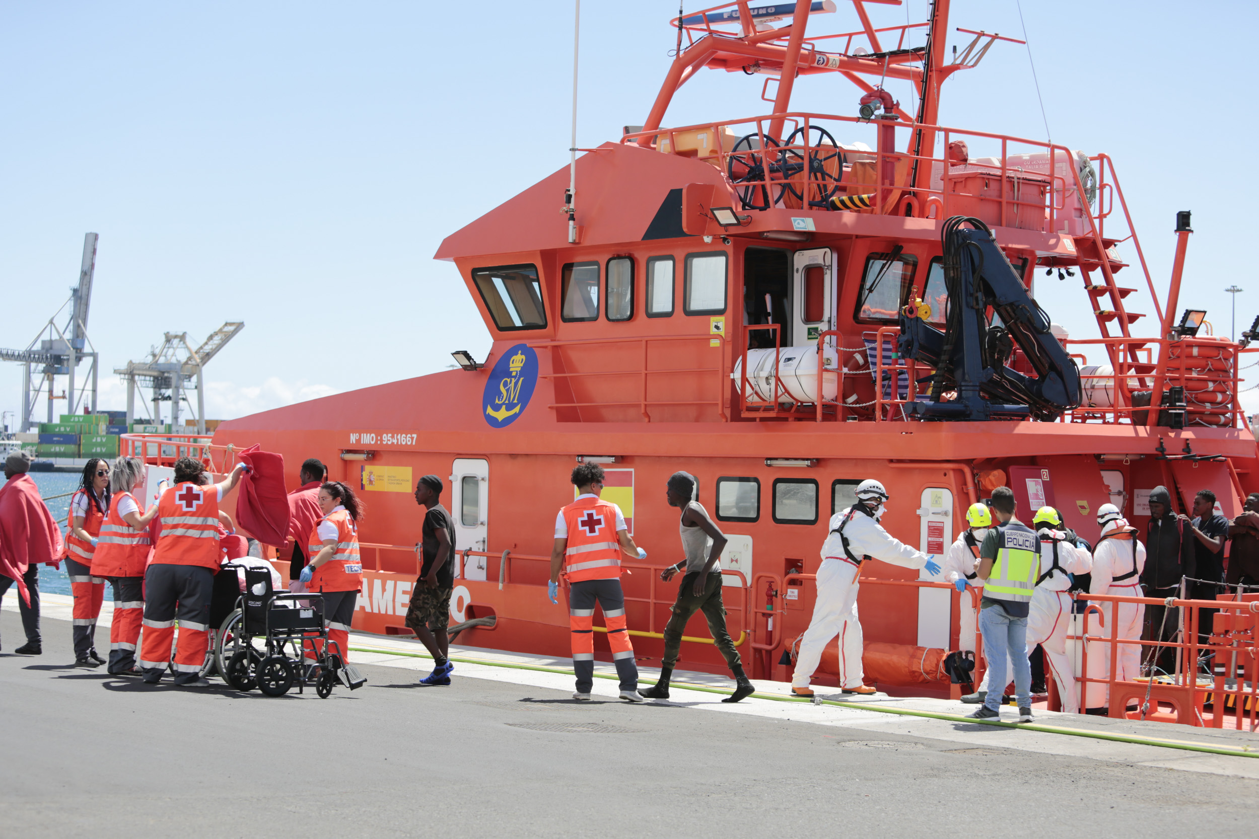 Llegada de dos embarcaciones a Puerto de Naos este martes (Foto: Juan Mateos)