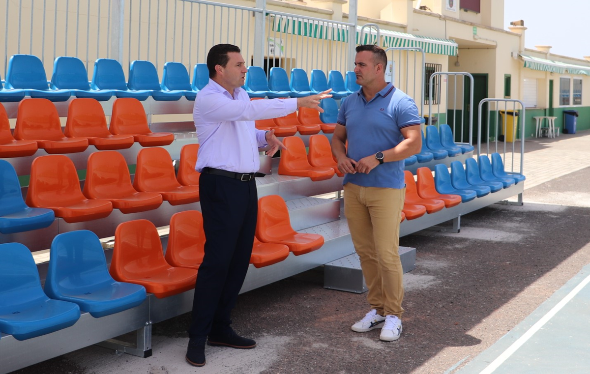 El alcalde de Yaiza y el concejal de Deportes en el campo de fútbol municipal