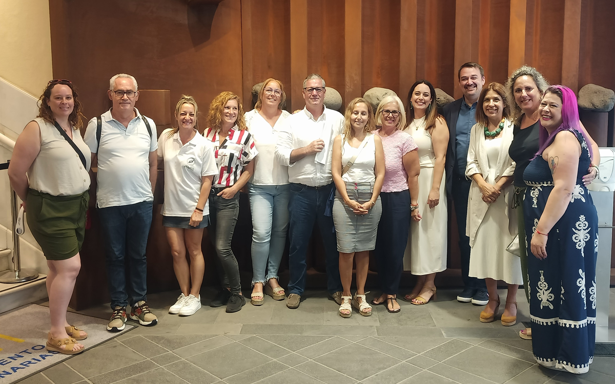 La Comisión en el hall del Parlamento de Canarias