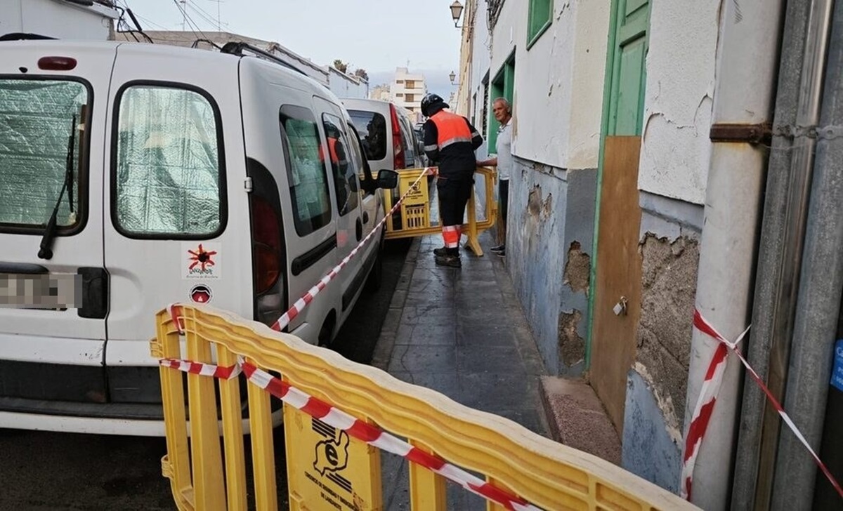 Los bomberos balizando los alrededores de la vivienda en Arrecife