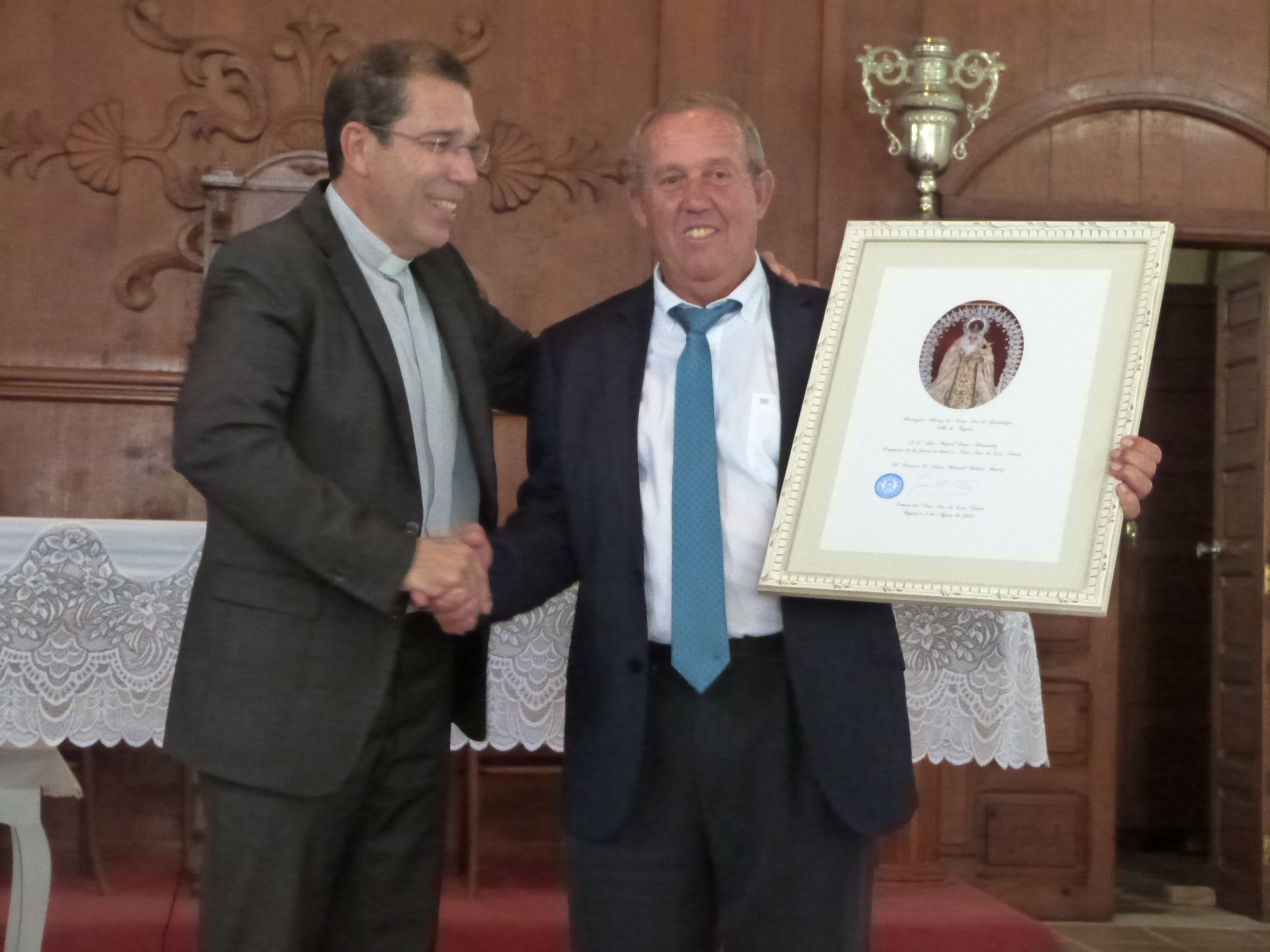 El párroco de Teguise hace entrega del diploma al pregonero José Miguel Duque