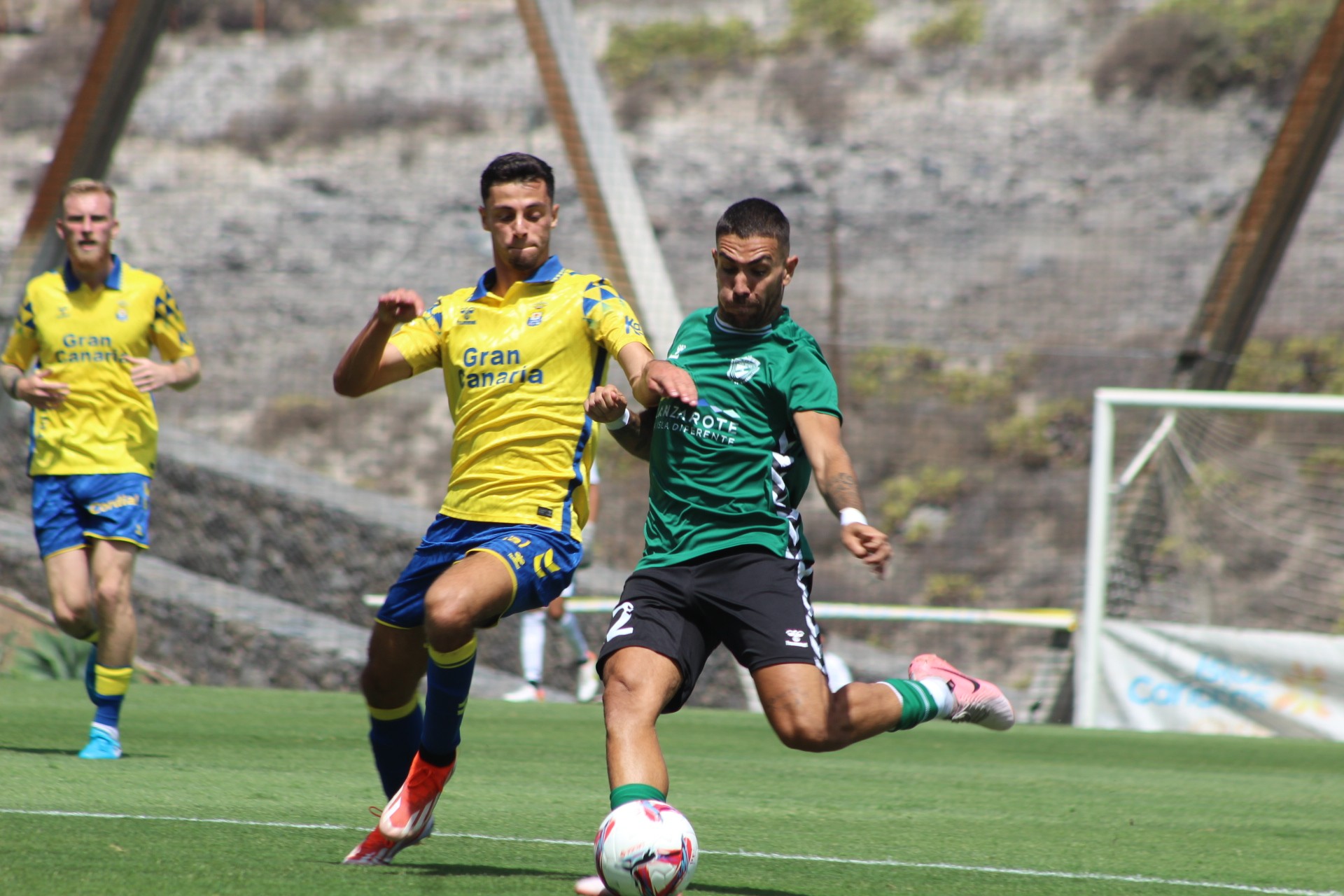 El Unión Sur Yaiza contra la UD Las Palmas en un momento del amistoso. 