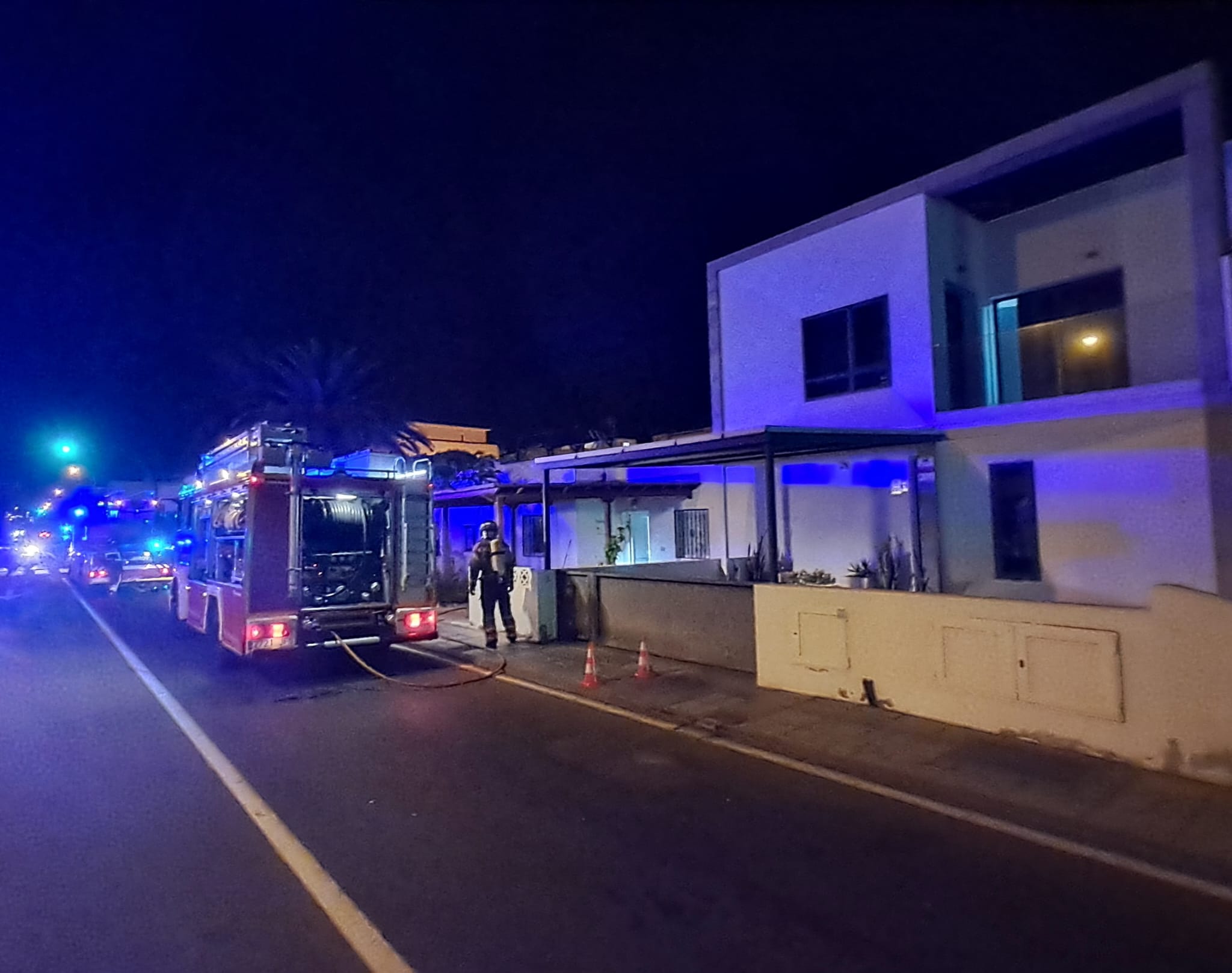 Rescatan a un hombre de la azotea de una vivienda en llamas en Arrecife 