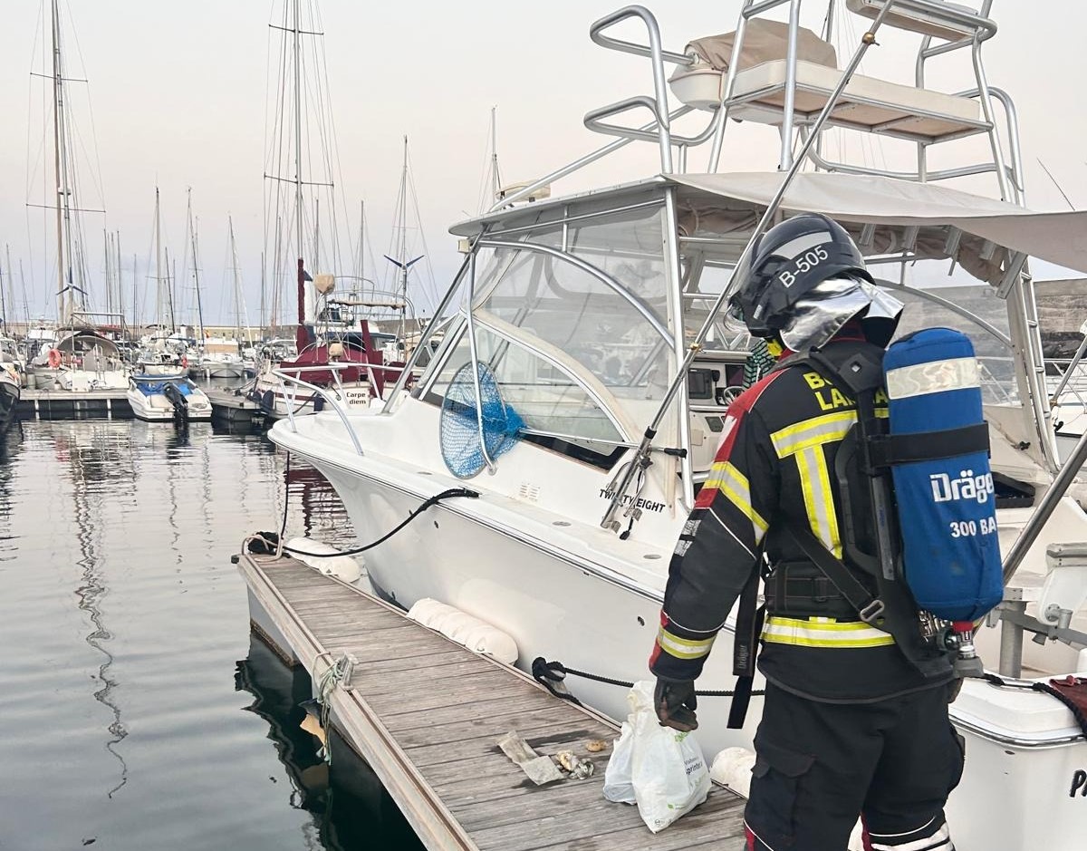 Explosión en un barco en Puerto Calero