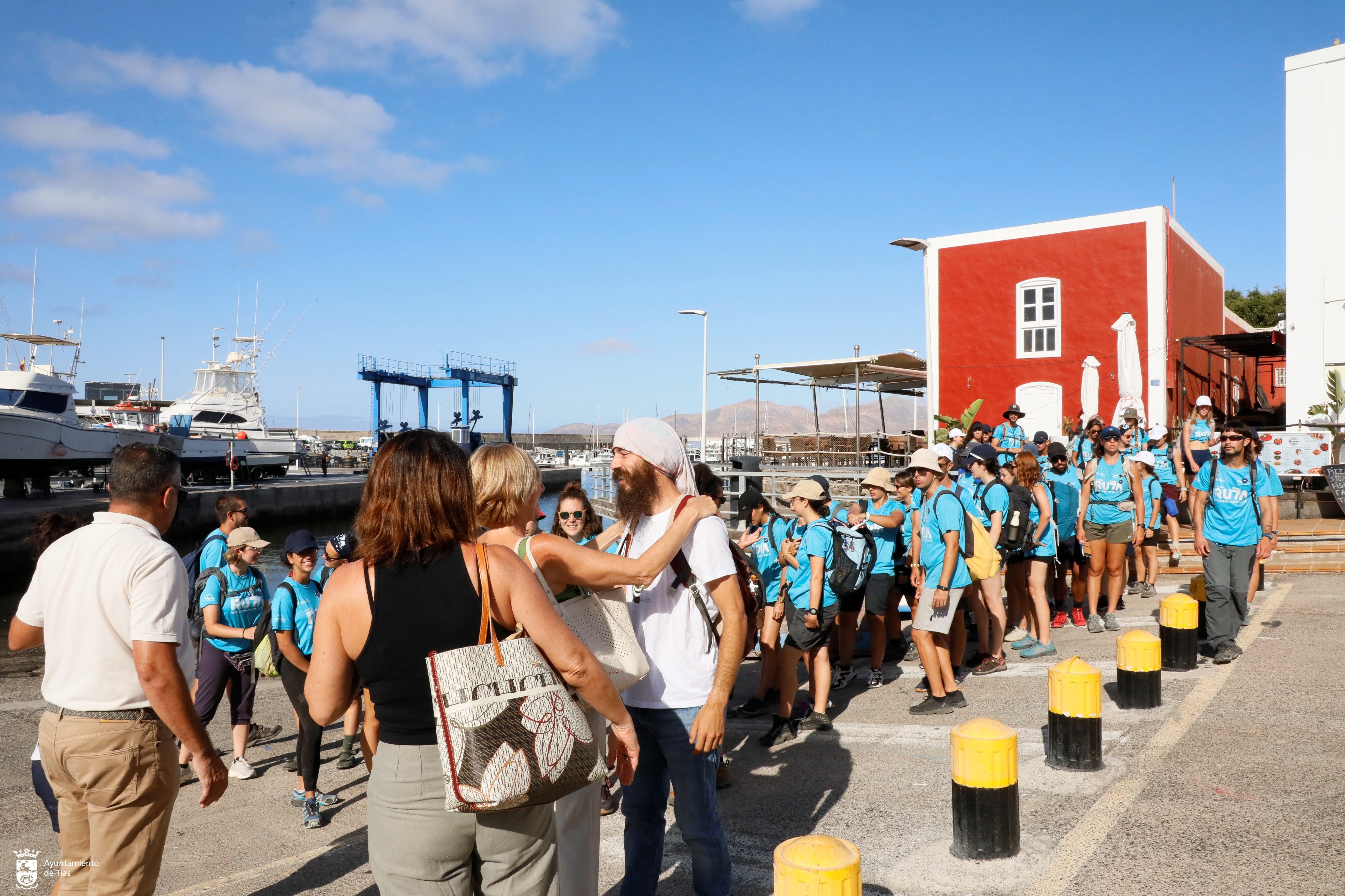 La concejala de Medio Ambiente, Carmen Gloria Rodríguez, da la bienvenida a los estudiantes en El Varadero