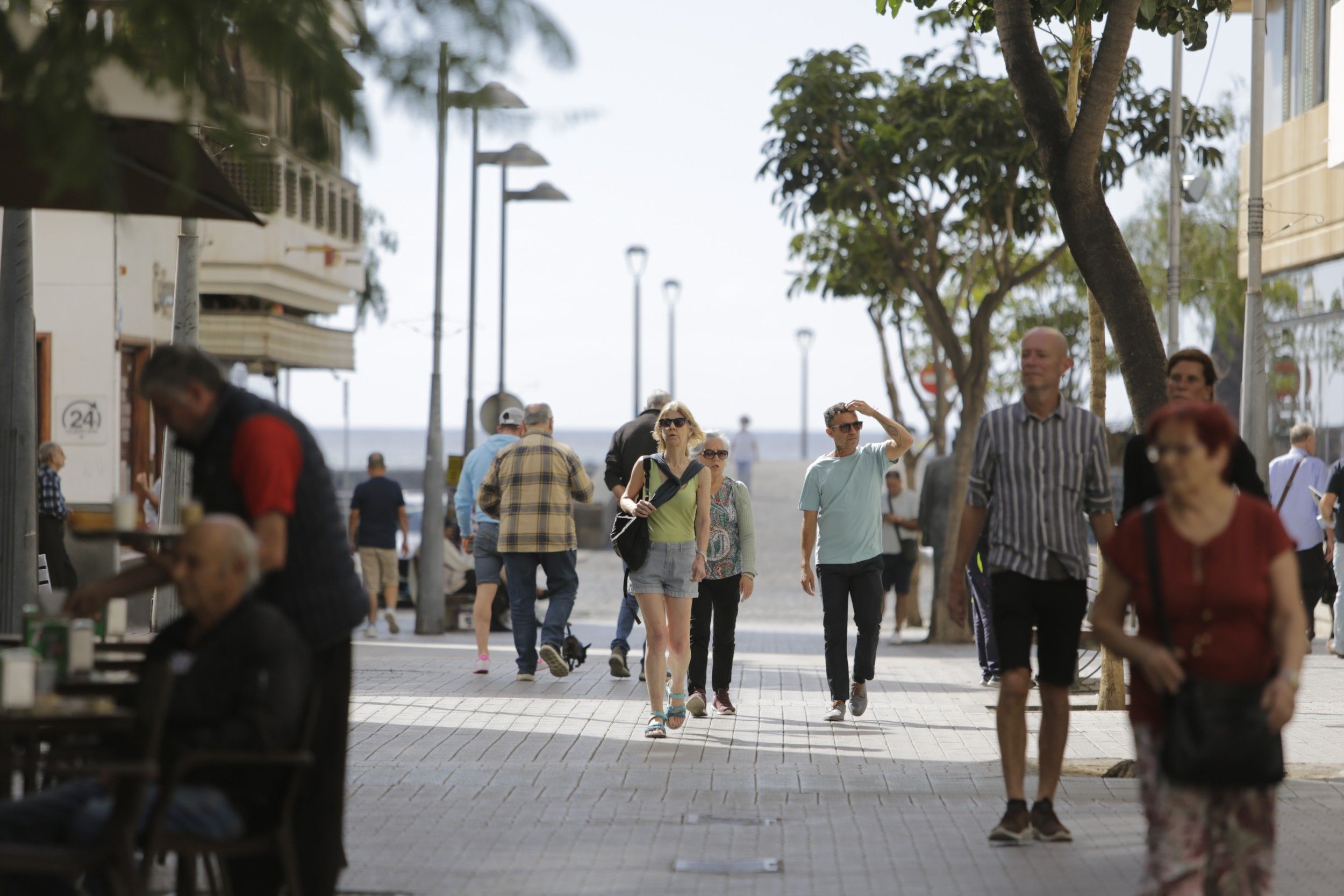 Varias personas pasean por las calles del centro de Arrecife. Demografía. Foto Juan Mateos.