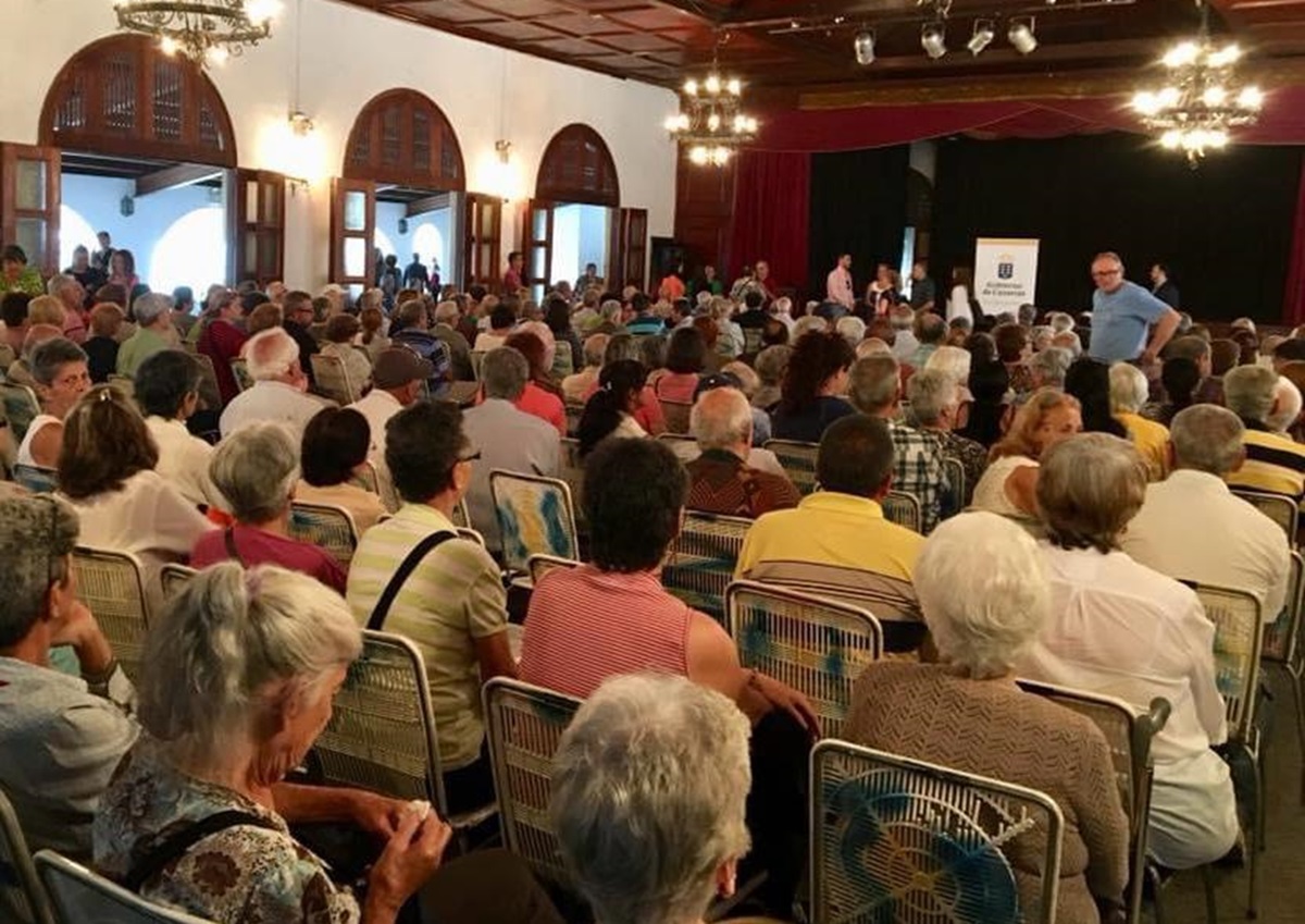 Reunión del Gobierno de Canarias con emigrantes canarios. Ayudas.